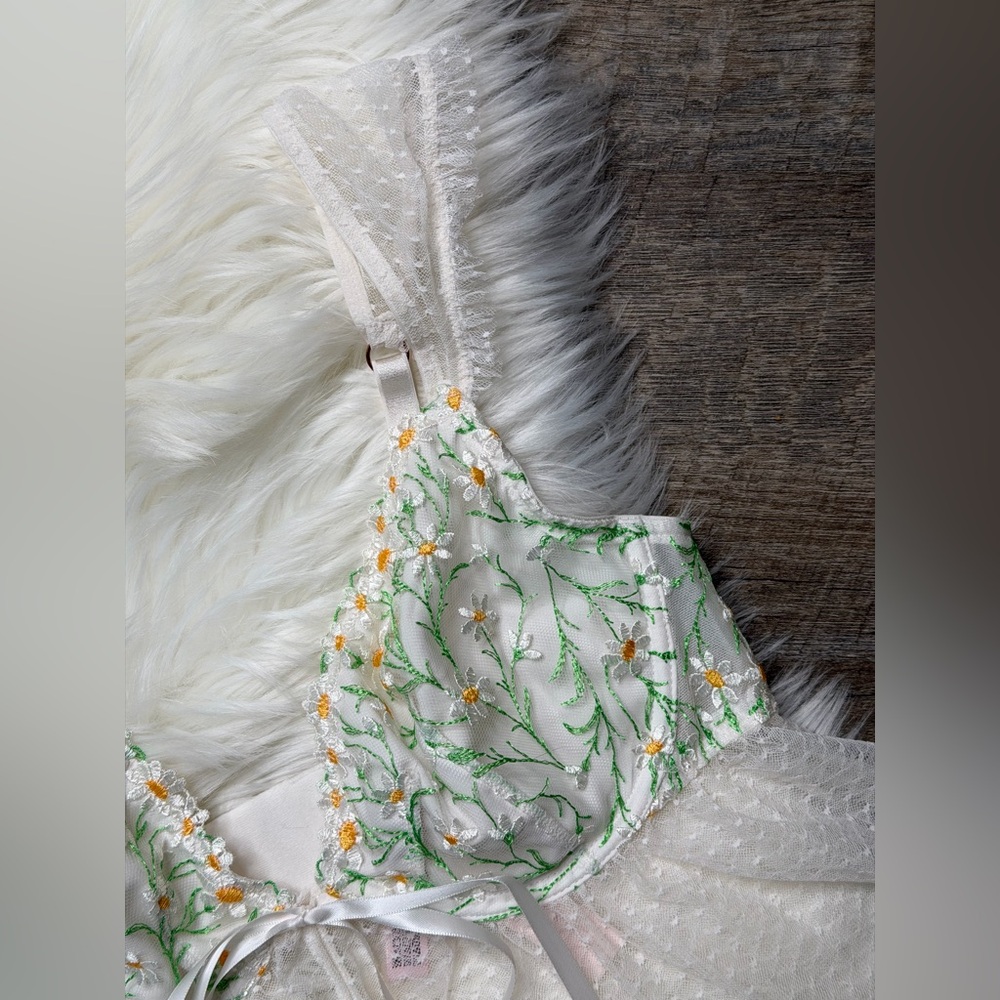 Victoria's Secret White Floral Daisy Chain Embroidery Babydoll Set - Picture 4 of 10